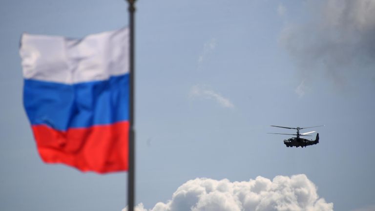 Российский разведывательно-ударный вертолёт Ка-52 Аллигатор выполняет демонстрационный полет на Международном авиационно-космическом салоне МАКС-2019 в подмосковном Жуковском Российский разведывательно-ударный вертолёт Ка-52 Аллигатор выполняет демонстрационный полет на Международном авиационно-космическом салоне МАКС-2019 в подмосковном Жуковском