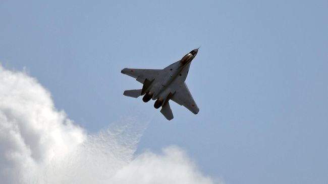 Российский многофункциональный фронтовой истребитель МиГ-35 совершает полет на Международном авиационно-космическом салоне МАКС-2019 Российский многофункциональный фронтовой истребитель МиГ-35 совершает полет на Международном авиационно-космическом салоне МАКС-2019