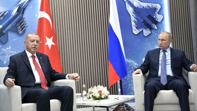 Президент РФ Владимир Путин и президент Турции Реджеп Тайип Эрдоган во время переговоров на полях Международного авиакосмического салона МАКС-2019 Президент РФ Владимир Путин и президент Турции Реджеп Тайип Эрдоган во время переговоров на полях Международного авиакосмического салона МАКС-2019