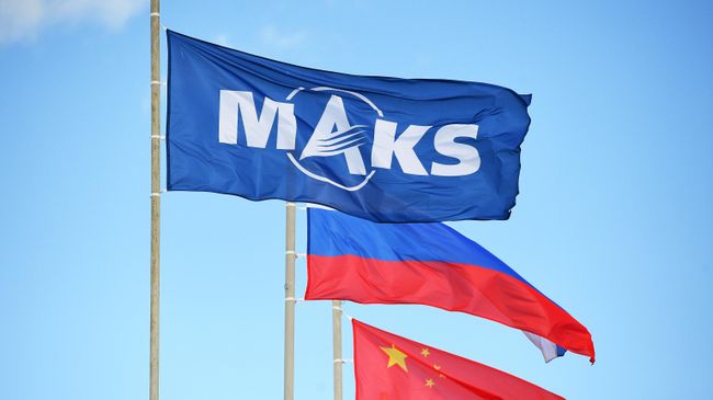 Государственные флаги России и Китая и флаг Международного авиационно-космического салона МАКС-2019 Государственные флаги России и Китая и флаг Международного авиационно-космического салона МАКС-2019