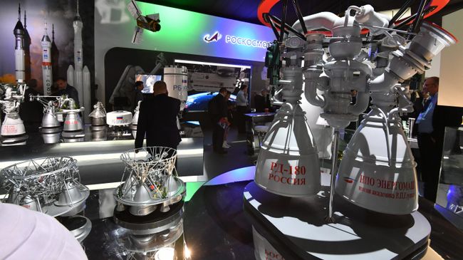 Модель российского ракетного двигателя РД-180 на Международном авиационно-космическом салоне МАКС-2019 Модель российского ракетного двигателя РД-180 на Международном авиационно-космическом салоне МАКС-2019