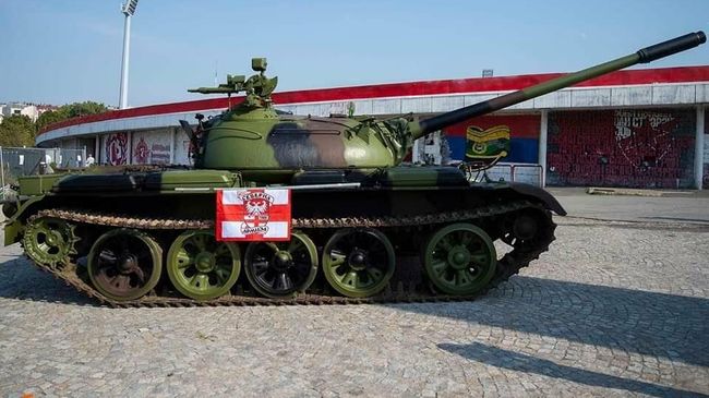 Танк возле домашнего стадиона Црвены Звезды Танк возле домашнего стадиона Црвены Звезды