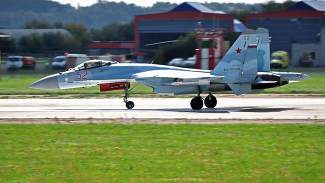 Российский многофункциональный истребитель Су-35С на Международном авиационно-космическом салоне МАКС-2019
