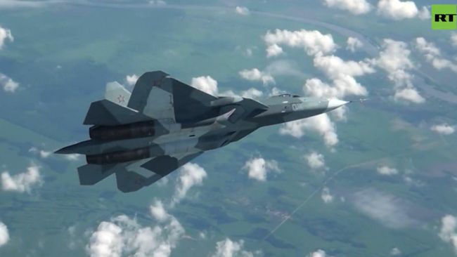 Фигура высшего пилотажа плоский штопор в исполнении Су-57 Фигура высшего пилотажа плоский штопор в исполнении Су-57