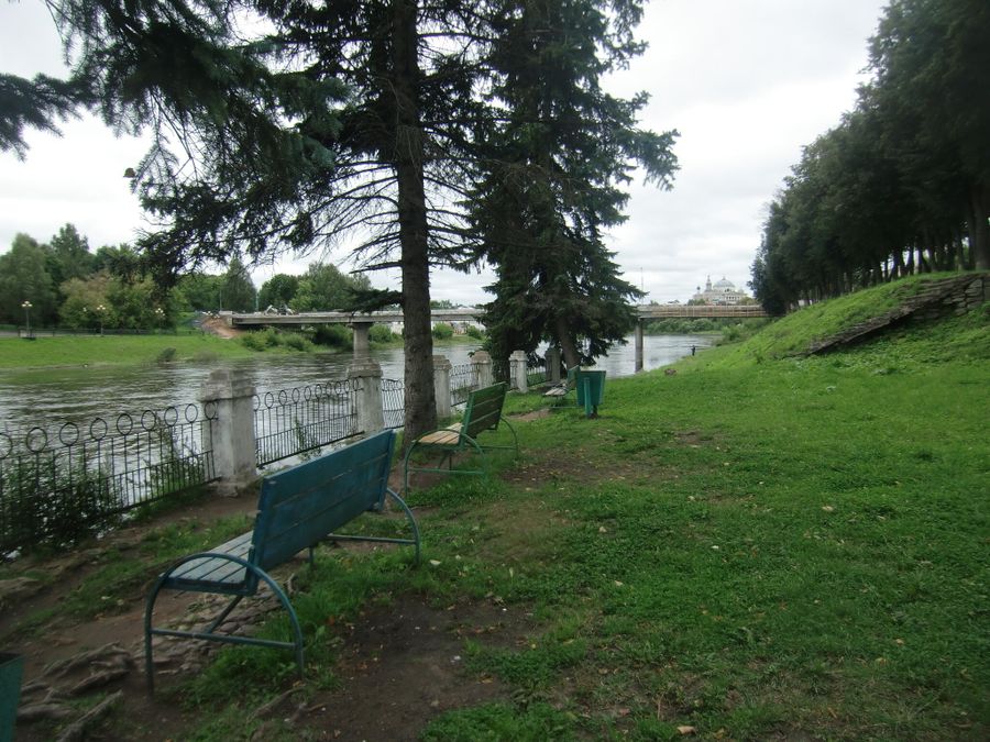 Скамейки на Новгородской набережной