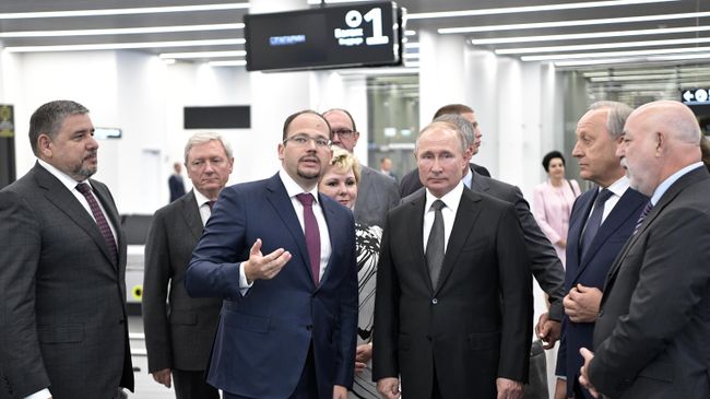 Президент РФ Владимир Путин во время посещения нового международного аэропорта Гагарин в Саратовской области Президент РФ Владимир Путин во время посещения нового международного аэропорта Гагарин в Саратовской области