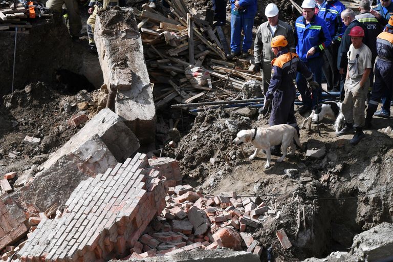 Сотрудники МЧС РФ с собаками на месте завалов, где обрушилось перекрытие в строящемся здании в Новосибирске Сотрудники МЧС РФ с собаками на месте завалов, где обрушилось перекрытие в строящемся здании в Новосибирске
