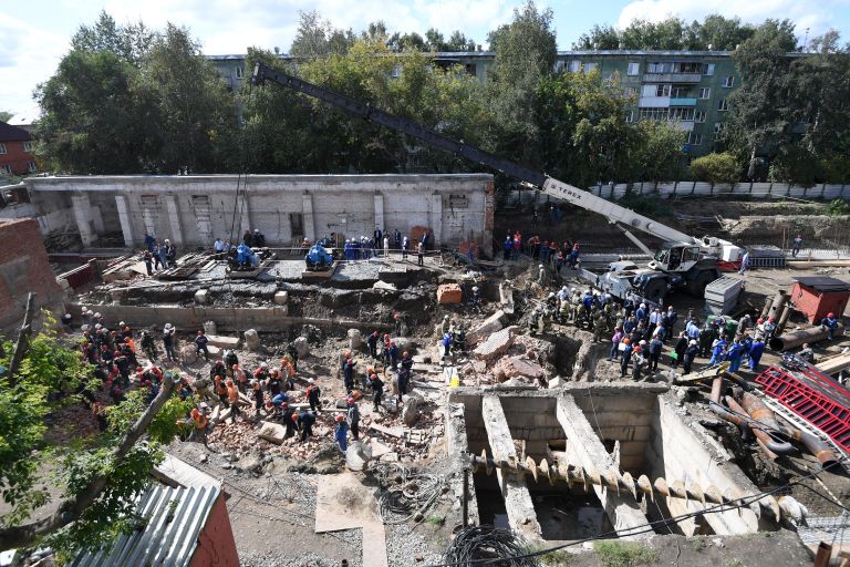 В Новосибирске на рабочих обрушилась стена строящегося здания В Новосибирске на рабочих обрушилась стена строящегося здания