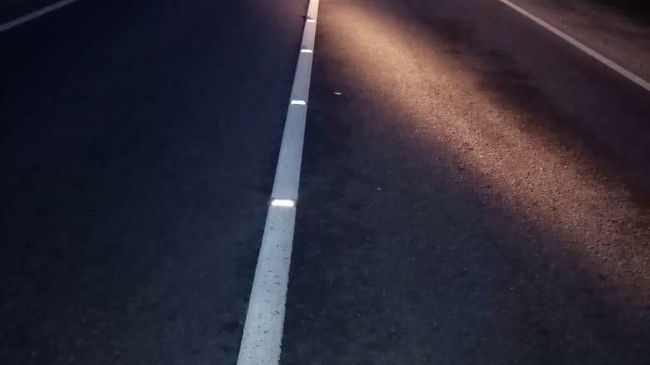 Светоотражающие элементы (катафоты) на дороге в Подмосковье