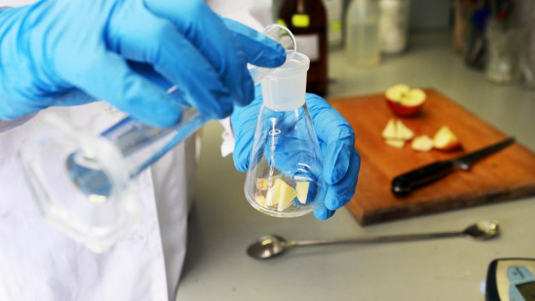 Лабораторные исследования продуктов для проекта Выбери с Роспотребнадзором в лаборатории Центра гигиены и эпидемиологии в городе Москве