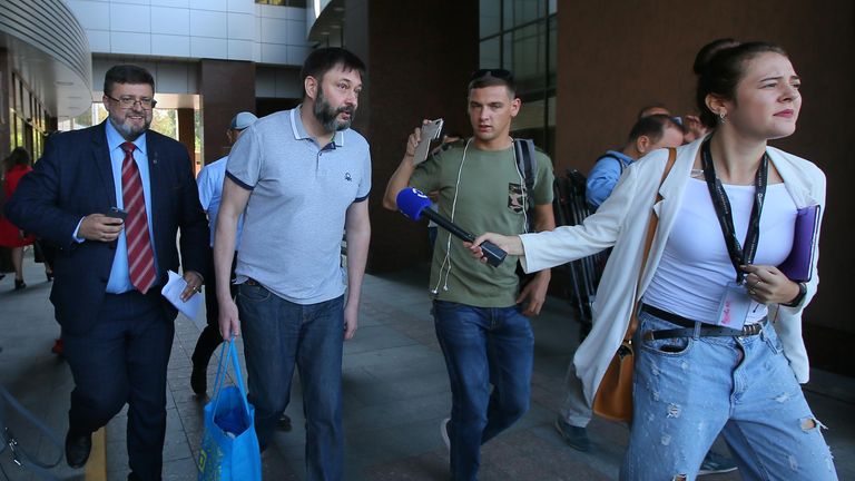 Руководитель портала РИА Новости Украина Кирилл Вышинский у здания апелляционного суда Киева Руководитель портала РИА Новости Украина Кирилл Вышинский у здания апелляционного суда Киева