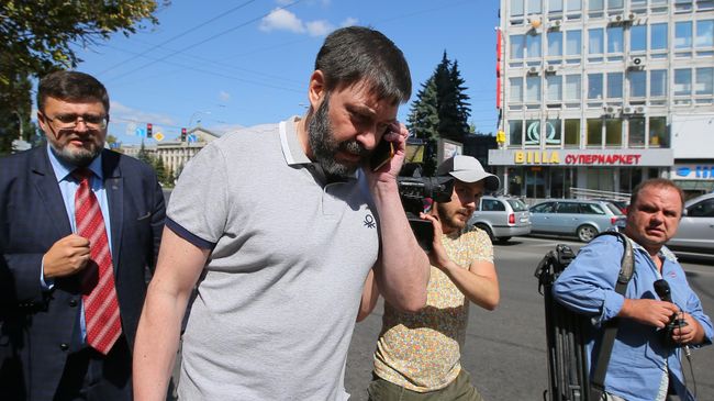 Руководитель портала РИА Новости Украина Кирилл Вышинский у здания апелляционного суда Киева
