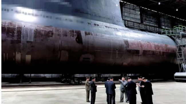 Лидер КНДР Ким Чен Ын во время осмотра подводной лодки. Стоп-кадр видео KCNA Лидер КНДР Ким Чен Ын во время осмотра подводной лодки. Стоп-кадр видео KCNA