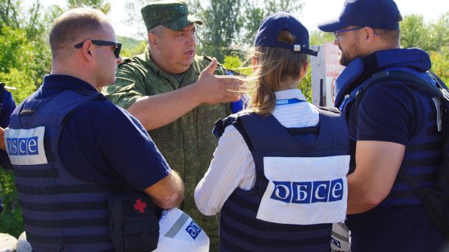 Представители МЧС Украины и ОБСЕ осматривают состояние КПП Станица Луганская и прилегающих территорий Представители МЧС Украины и ОБСЕ осматривают состояние КПП Станица Луганская и прилегающих территорий