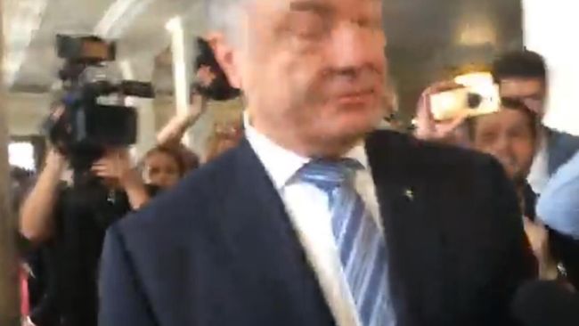 Порошенко выронил депутатские значки после принесения присяги Порошенко выронил депутатские значки после принесения присяги