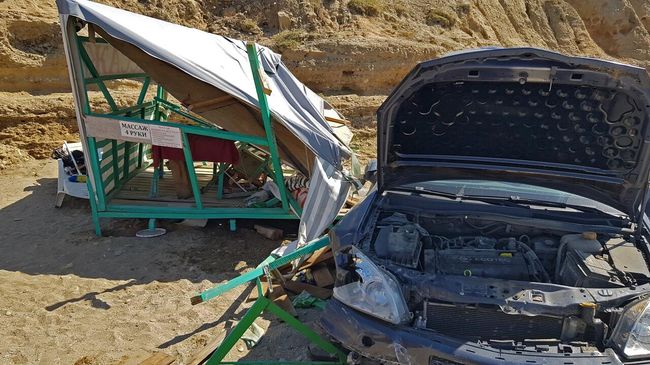 В Крыму на мысе Меганом с обрыва сорвался автомобиль. 29 августа 2019 В Крыму на мысе Меганом с обрыва сорвался автомобиль. 29 августа 2019
