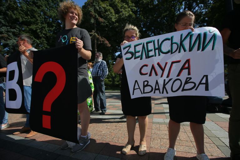 Участники акции протеста против назначения на пост главы МВД Арсена Авакова жгут фаеры у здания Верховной рады Украины. 29 августа 2019 Участники акции протеста против назначения на пост главы МВД Арсена Авакова жгут фаеры у здания Верховной рады Украины. 29 августа 2019