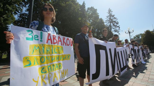Участники акции протеста против назначения на пост главы МВД Арсена Авакова жгут фаеры у здания Верховной рады Украины. 29 августа 2019 Участники акции протеста против назначения на пост главы МВД Арсена Авакова жгут фаеры у здания Верховной рады Украины. 29 августа 2019