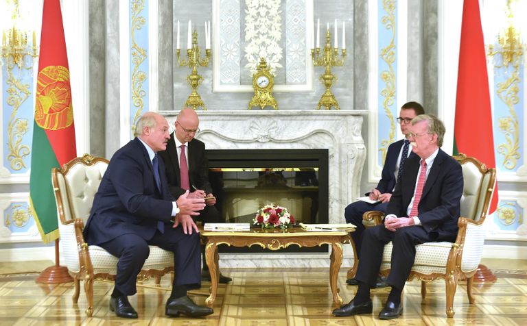 Президент Белоруссии Александр Лукашенко и советник президента США по национальной безопасности Джон Болтон во время встречи в Минске. 29 августа 2019 Президент Белоруссии Александр Лукашенко и советник президента США по национальной безопасности Джон Болтон во время встречи в Минске. 29 августа 2019
