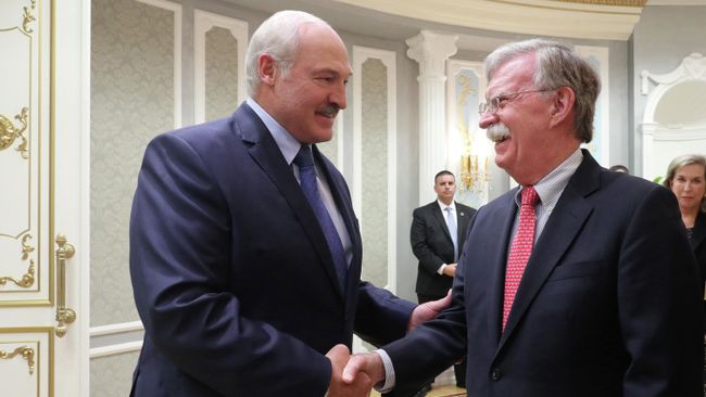Президент Белоруссии Александр Лукашенко и советник президента США по национальной безопасности Джон Болтон во время встречи в Минске. 29 августа 2019 Президент Белоруссии Александр Лукашенко и советник президента США по национальной безопасности Джон Болтон во время встречи в Минске. 29 августа 2019