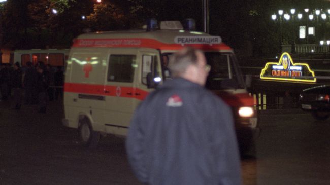 Район взрыва у торгового комплекса на Манежной площади, в результате которого один человек погиб, около сорока получили ранения, 31 августа 1999 года Район взрыва у торгового комплекса на Манежной площади, в результате которого один человек погиб, около сорока получили ранения, 31 августа 1999 года