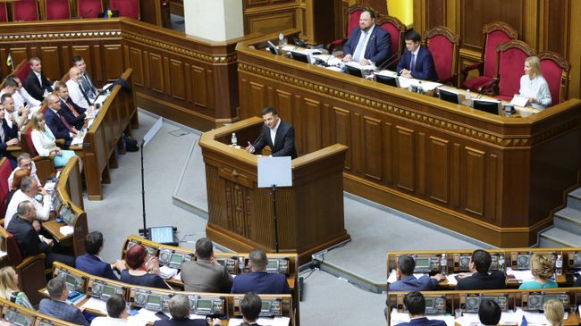 Президент Украины Владимир Зеленский выступает на первом заседании девятого созыва Верховной рады Президент Украины Владимир Зеленский выступает на первом заседании девятого созыва Верховной рады