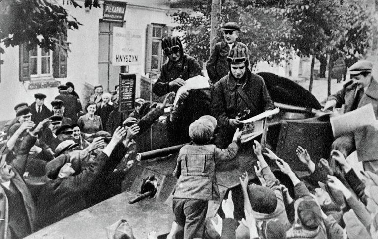 Местные жители приветствуют бойцов Красной Армии в Западной Белоруссии. Присоединение Западной Украины и Западной Белоруссии (на тот момент Восточной Польши) к соответствующим республикам СССР Местные жители приветствуют бойцов Красной Армии в Западной Белоруссии. Присоединение Западной Украины и Западной Белоруссии (на тот момент Восточной Польши) к соответствующим республикам СССР