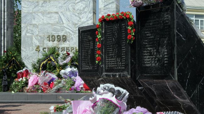 Траурный митинг в память о жертвах теракта в Буйнакске Траурный митинг в память о жертвах теракта в Буйнакске