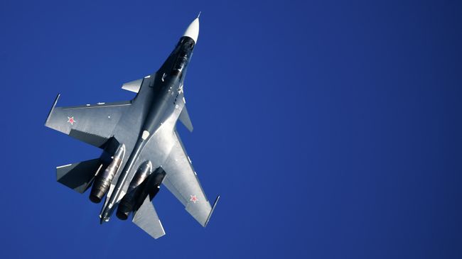 Истребитель Су-30СМ ВМФ России выполняет полет на Международном авиационно-космическом салоне МАКС-2019 