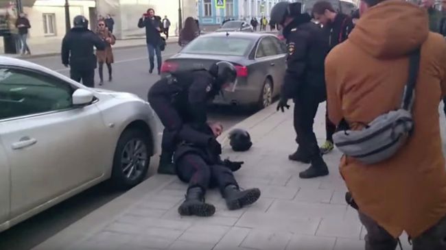 Кадр из видео Следственного комитета о массовых беспорядках в Москве Кадр из видео Следственного комитета о массовых беспорядках в Москве