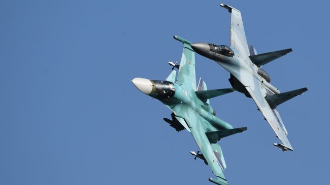 Российские многоцелевые истребители Су-35С (справа) и Су-34 выполняют полет на Международном авиационно-космическом салоне МАКС-2019