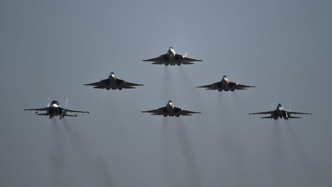 Истребители Су-57, Су-34 и Су-35С выполняют полет на Международном авиационно-космическом салоне МАКС-2019