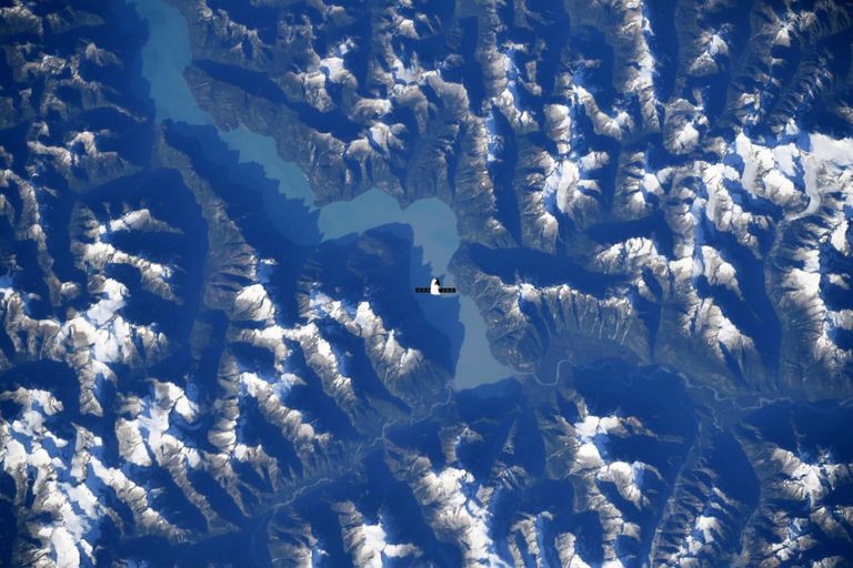 Корабль SpaceX Dragon над Канадскими Скалистыми горами Корабль SpaceX Dragon над Канадскими Скалистыми горами