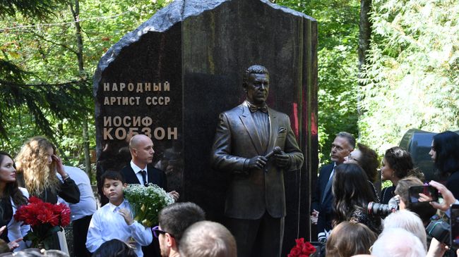 Церемония открытия памятника певцу Иосифу Кобзону на Востряковском кладбище в Москве Церемония открытия памятника певцу Иосифу Кобзону на Востряковском кладбище в Москве