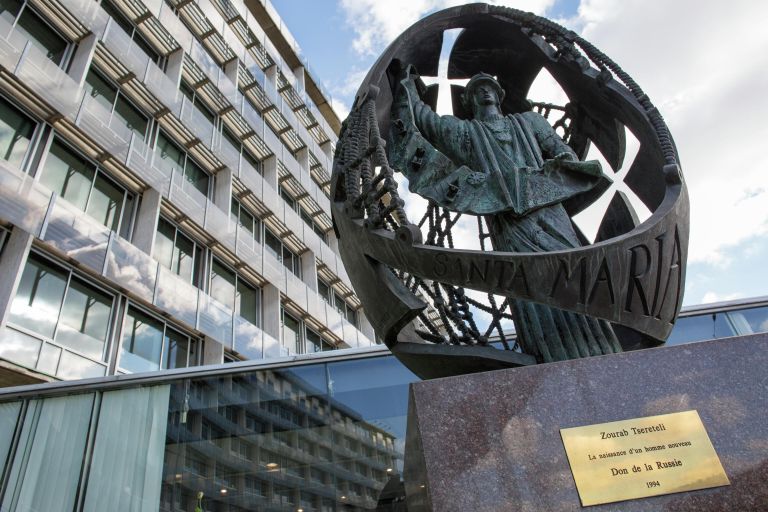 Скульптурная композиция Зураба Церетели у штаб-квартиры ЮНЕСКО в Париже Скульптурная композиция Зураба Церетели у штаб-квартиры ЮНЕСКО в Париже