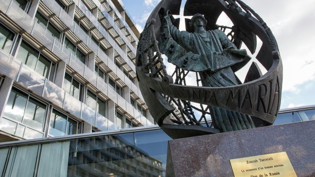 Скульптурная композиция Зураба Церетели у штаб-квартиры ЮНЕСКО в Париже