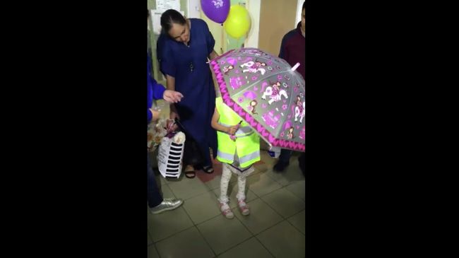 Кадр из видео Зарину выписывают из больницы Кадр из видео Зарину выписывают из больницы