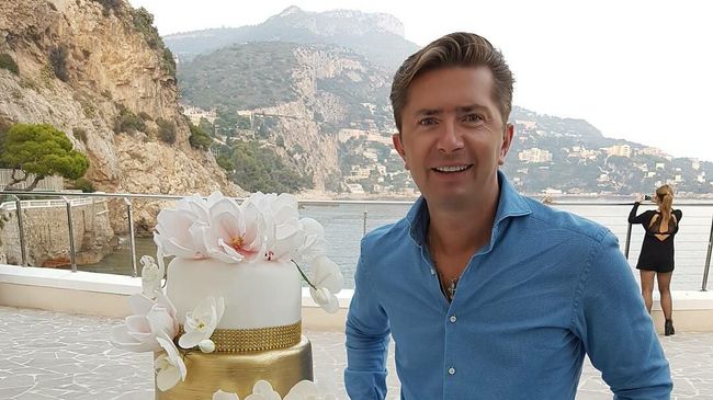 Александр и торт на свадьбу, возле Монако Александр и торт на свадьбу, возле Монако
