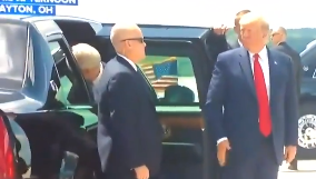 К ноге!: в Сети поразились обращением Трампа с супругой К ноге!: в Сети поразились обращением Трампа с супругой - РИА Новости, 1920, 30.08.2019