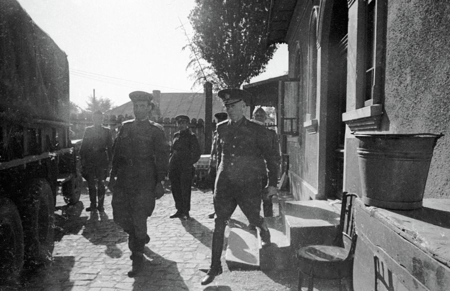 Арест диктатора Иона Антонеску (справа). Ион Антонеску - румынский государственный деятель, маршал, премьер-министр и кондукэтор (аналог фюрера) Румынии в 1940—1944 годах Арест диктатора Иона Антонеску (справа). Ион Антонеску - румынский государственный деятель, маршал, премьер-министр и кондукэтор (аналог фюрера) Румынии в 1940—1944 годах