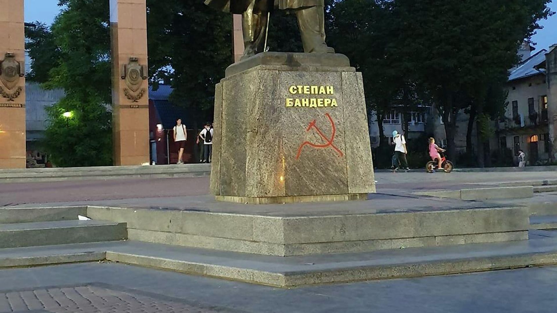 Серп и молот, нарисованные на памятнике Степану Бандере во Львове Серп и молот, нарисованные на памятнике Степану Бандере во Львове - РИА Новости, 1920, 30.08.2019