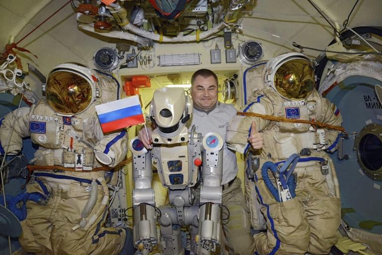 Антропоморфный робот Skybot F-850 с космонавтом Роскосмоса Алексеем Овчининым на борту МКС Антропоморфный робот Skybot F-850 с космонавтом Роскосмоса Алексеем Овчининым на борту МКС