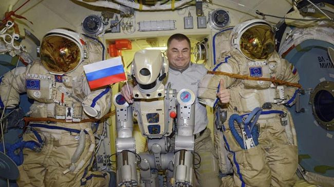 Антропоморфный робот Skybot F-850 с космонавтом Роскосмоса Алексеем Овчининым на борту МКС Антропоморфный робот Skybot F-850 с космонавтом Роскосмоса Алексеем Овчининым на борту МКС