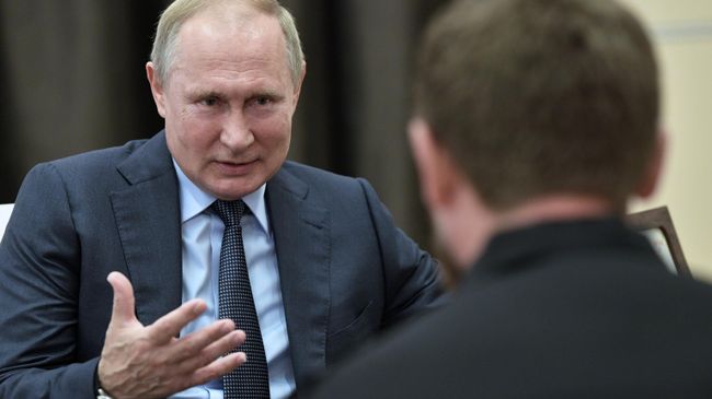 Президент РФ Владимир Путин во время встречи с главой Чеченской Республики Рамзаном Кадыровым Президент РФ Владимир Путин во время встречи с главой Чеченской Республики Рамзаном Кадыровым