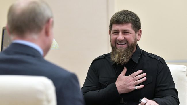 Глава Чеченской Республики Рамзан Кадыров во время встречи с президентом РФ Владимиром Путиным Глава Чеченской Республики Рамзан Кадыров во время встречи с президентом РФ Владимиром Путиным