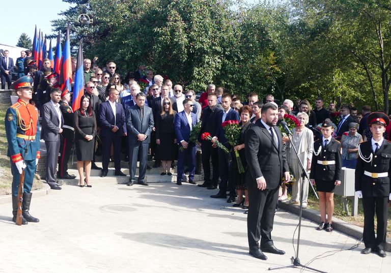 Глава Донецкой Народной Республики Денис Пушилин на торжественном открытии бюста первого Главы ДНР Александра Захарченко. 31 августа 2019 Глава Донецкой Народной Республики Денис Пушилин на торжественном открытии бюста первого Главы ДНР Александра Захарченко. 31 августа 2019