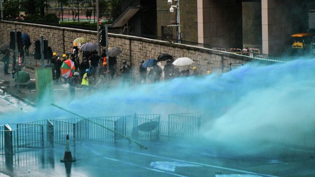 Гонконгская полиция разгоняет протестующих цветной водой. 31 августа 2019 Гонконгская полиция разгоняет протестующих цветной водой. 31 августа 2019
