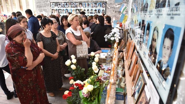 Жители Беслана во время траурных мероприятий, посвященных 15-й годовщине теракта 1-3 сентября 2004 года, в помещении бывшей 1-й Бесланской школы Жители Беслана во время траурных мероприятий, посвященных 15-й годовщине теракта 1-3 сентября 2004 года, в помещении бывшей 1-й Бесланской школы