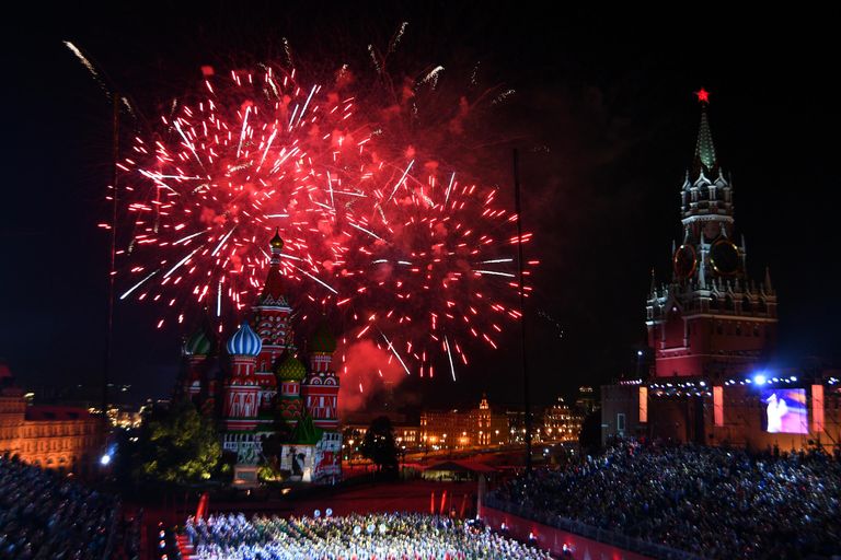 Торжественная церемония закрытия фестиваля Спасская башня на Красной Площади в Москве Торжественная церемония закрытия фестиваля Спасская башня на Красной Площади в Москве