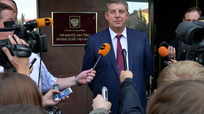 Александр Богомаз на крыльце здания Правительства Брянской области